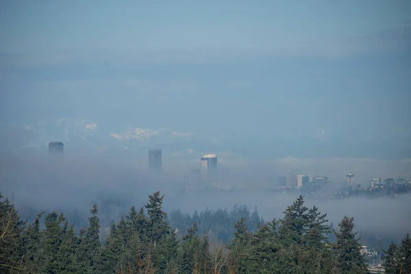 Horizonte Seattle Coberto Com Nevoeiro Manhã Dia Ensolarado — Fotografia de Stock