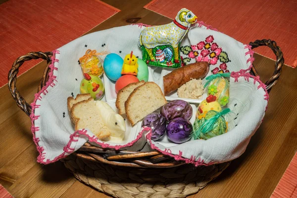 复活节篮子的祝福是神圣的星期六复活节期间波兰最持久和最受欢迎的传统之一 — 图库照片