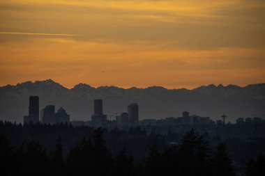 Güneşli kış gününde günbatımı Seattle gökyüzü manzarası.