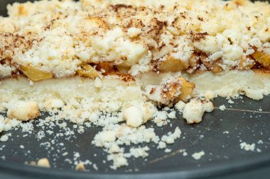 Glütensiz elmalı pasta, onlarla birlikte pişirilmekten hassas ve hassas olan çatal-yumuşak elma parçacıklarıyla doludur..