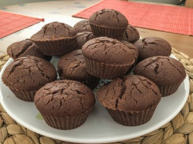 Glütensiz çikolatalı kekler sıcak su, yumurta ve yağ yardımıyla ekstra nemli yapılır..