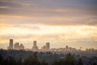 Güneşli kış gününde günbatımı Seattle gökyüzü manzarası.