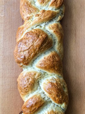 Challah, genellikle Şabat ve büyük Yahudi bayramları (Hamursuz Bayramı dışında) gibi törensel günlerde örülmüş ve yenmiş özel bir Yahudi mutfağıdır. Geleneksel olarak kabul gören challah hamurdan yapılmıştır.