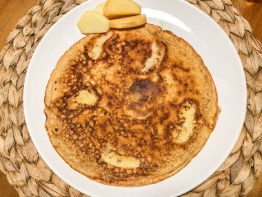 Apfelpannkuchen, ya da Alman Elmalı Krepleri, hafif ve yumurtalı bir kahvaltıdır, tatlı, karamelli elmalarla dolu..