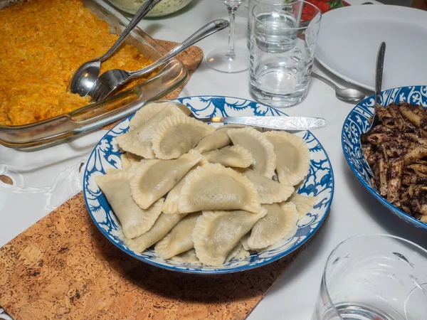 Pierogi Worden Geserveerd Een Verscheidenheid Van Vormen Smaken Variërend Van — Stockfoto