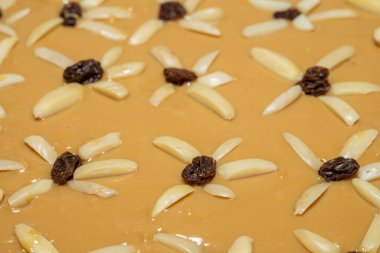 Mazurek, Polonya 'da, özellikle Paskalya' da ve diğer kış tatillerinde pişirilen bir pasta türüdür. Genellikle krema, meyve ve fındık ile süslenir..