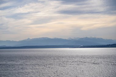 Fort Casey State Park, Whidbey Adası 'nda, Island County, Washington eyaletinde yer almaktadır. = = Coğrafya = = Ebey 's Landing National Resorical Reserve sınırları içinde bir Washington eyalet parkı ve tarihi bir bölgedir..