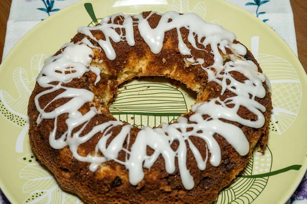 バブカは 伝統的にポーランド ベラルーシ ウクライナ ロシア西部でイースターの日曜日のために焼かれるスポンジ酵母ケーキです — ストック写真