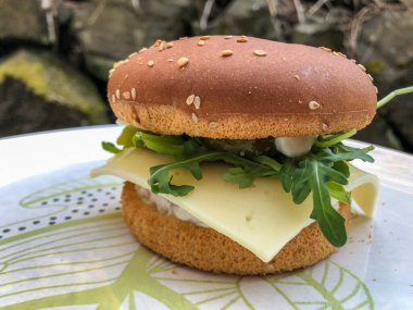 Somon burger, çoğunlukla somon balığı ve hamburger şeklinde yapılan bir balık köftesi türüdür. Somonun yapışması için bir cilde ihtiyacı var ve fazla pişmesi çok kolay, bu da onu çok kuru yapıyor. Somon burgerleri özellikle Alaska 'da yaygındır. 