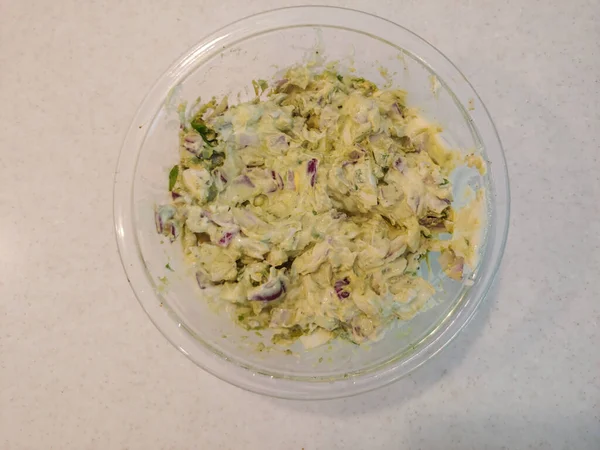 鳄梨鸡蛋沙拉采用你的经典鸡蛋沙拉配方 并添加健康鳄梨 为奶油 营养和美味的新配方 — 图库照片