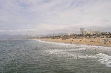 Santa Monica State Beach, Kaliforniya 'da Santa Monica şehri tarafından işletilen bir eyalet parkı. Plaj, Santa Monica 'daki Pacific Coast Highway boyunca yer almaktadır. 3.5 mil (5.6 km) uzunluğunda ve parkları, piknik alanları, oyun alanları, tuvaletleri vardır.