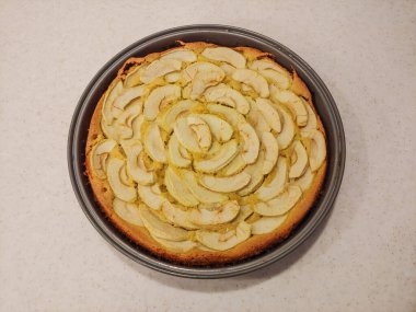 Glütensiz, hafif ve havadar limonlu kek badem unu, yumurta ve şekerle yapılır. Tatil tatlısı için mükemmel.