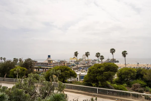 サンタモニカ Santa Monica Pier アメリカ合衆国カリフォルニア州サンタモニカのコロラド アベニューの麓にある2つの桟橋である 小さな遊園地 景色と釣りのためのエリアが含まれています — ストック写真