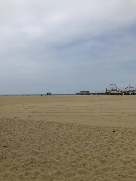 圣莫尼卡州海滩 Santa Monica State Beach 是加州的一个州立公园 由圣莫尼卡市经营 海滩位于圣莫尼卡的太平洋海岸高速公路沿线 它有3 5英里 — 图库照片