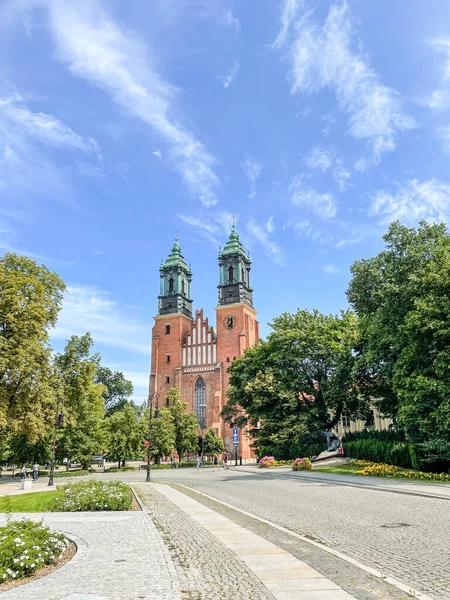 波兹南的圣彼得和圣保罗大教堂 Archcathedral Basilica Peter Paul 是波兰最古老的教堂之一 也是波兰最古老的大教堂 可追溯至10世纪 它座落在市中心东北部的Ostrow Tumski岛上 — 图库照片