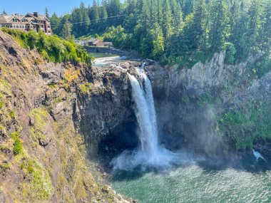 Snoqualmie Falls, ABD 'nin kuzeybatısında Snoqualmie Nehri' nin doğusunda, Snoqualmie ve Fall City, Washington arasında yer alan bir şelaledir..