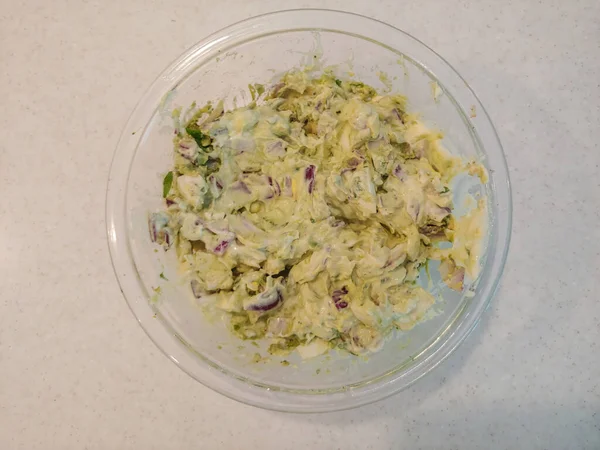 鳄梨鸡蛋沙拉采用你的经典鸡蛋沙拉配方 并添加健康鳄梨 为奶油 营养和美味的新配方 — 图库照片