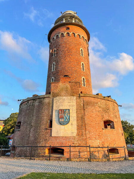 Колобжегский маяк имеет круглую, двухколонную конструкцию и построен на вершине старой прусской крепости.