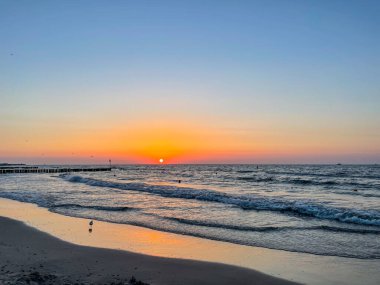 Kolobrzeg sahilinde yaz günbatımının tadını çıkarıyorum..