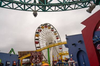 Santa Monica İskelesi, ABD 'nin Kaliforniya eyaletinin Santa Monica şehrinde Colorado Bulvarı' nın eteklerinde bulunan büyük bir çift eklemli rıhtımdır. Küçük bir lunapark, büfeler, manzaralar ve balıkçılık alanları içerir..