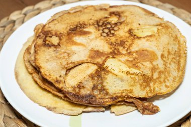 Apfelpannkuchen, ya da Alman Elmalı Krepleri, hafif ve yumurtalı bir kahvaltıdır, tatlı, karamelli elmalarla dolu..