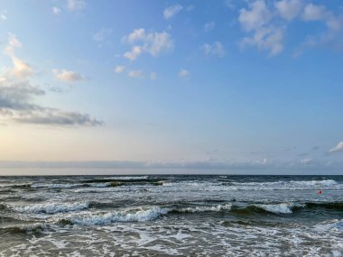 Kolobrzeg sahilinde yaz günbatımının tadını çıkarıyorum..