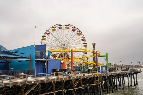 圣莫尼卡码头 Santa Monica Pier 是美国加利福尼亚州圣莫尼卡市科罗拉多大道脚下的一个大型双联码头 它包括一个小游乐场 特许摊位 观景区和捕鱼区 — 图库照片