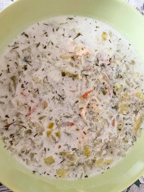 Salatalık çorbası geleneksel bir Polonya ve Litvanya çorbasıdır. Ekşi, tuzlu salatalık ve patatesten yapılır. Ara sıra pirinçler patateslerin yerine kullanılır..