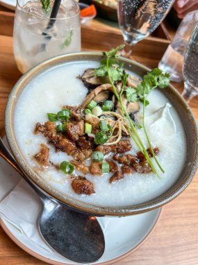 Lezzetli bir kase pirinç lapası, domuz eti, mantar ve taze otların tadını çıkarıyorum. Mükemmel konfor yemeği.!