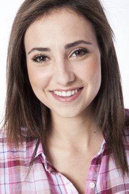 güzel bir genç kısa saçlı kadın portresi