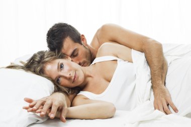 Romantik Çift beyaz bir yatakta uyumak