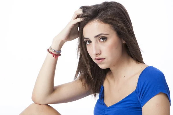 Retrato de una hermosa joven mujer de pelo corto —  Fotos de Stock