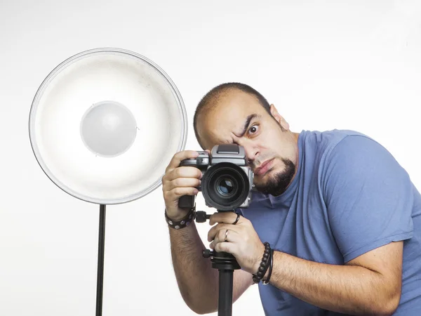 Професійний фотограф з фотообладнанням — стокове фото