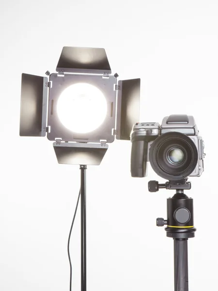 Mellanformat proffesional kamera och studio ljus med lada dörrar — Stockfoto