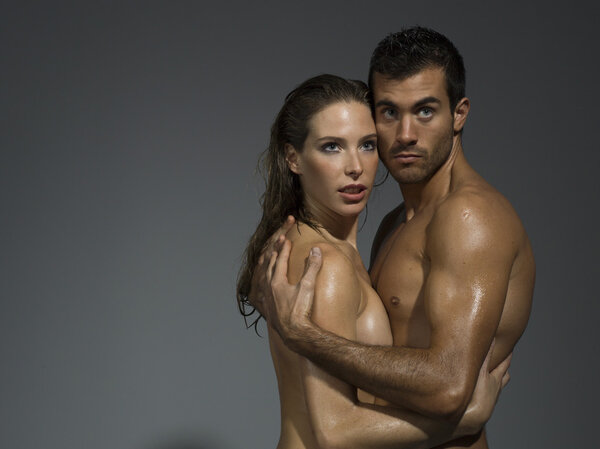 обнаженная пара влюблена в серую землю
