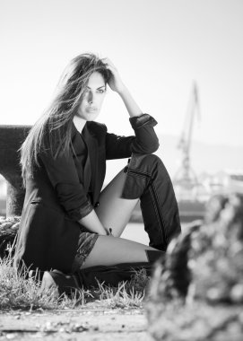 şık genç model trendy kıyafetler ile poz