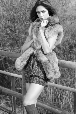 şık genç model trendy kıyafetler ile poz