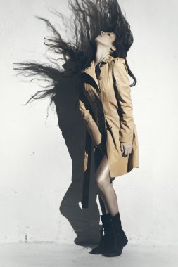 şık genç model trendy kıyafetler ile poz