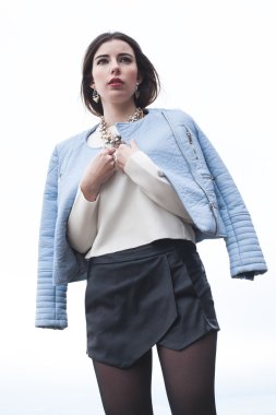 şık genç model trendy kıyafetler ile poz