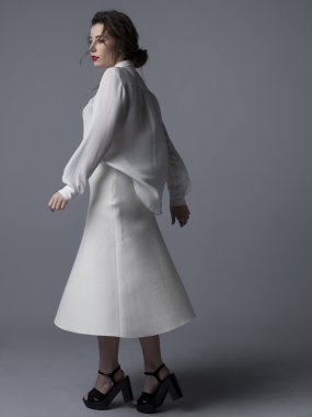 şık genç model trendy kıyafetler ile poz