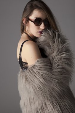 şık genç model trendy kıyafetler ile poz