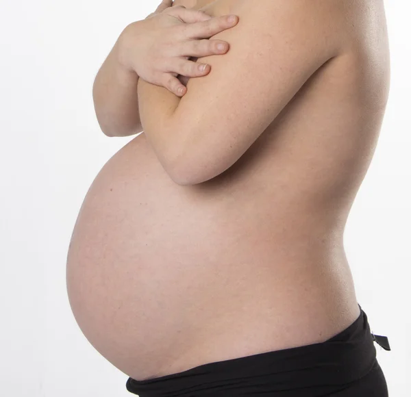 Gravid kvinna som håller händerna på brösten — Stockfoto