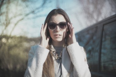 şık genç model trendy kıyafetler ile poz