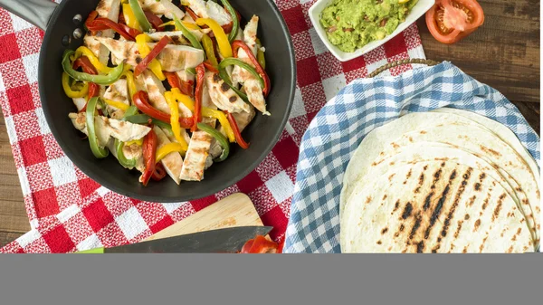 Läckra wrap tortilla med kryddig kyckling grönsaker guacamole Stockbild