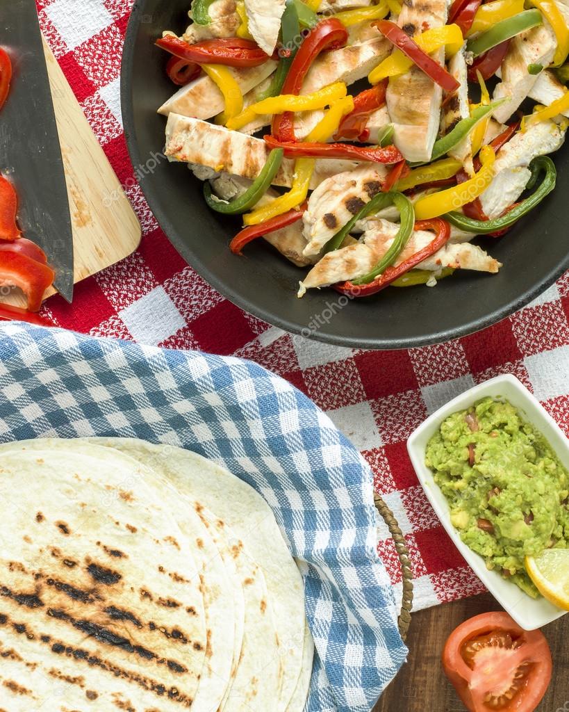 leckeren Wrap Tortilla mit würzigen Hähnchen-Gemüse-guacamole ... leckeren Wrap Tortilla mit würzigen Hähnchen-Gemüse-guacamole ...