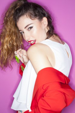 şık genç model trendy kıyafetler ile poz