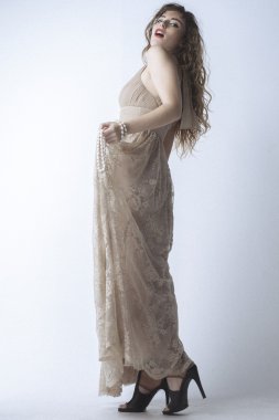 şık genç model trendy kıyafetler ile poz