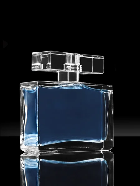 Garrafa de perfume elegante azul em fundo preto — Fotografia de Stock