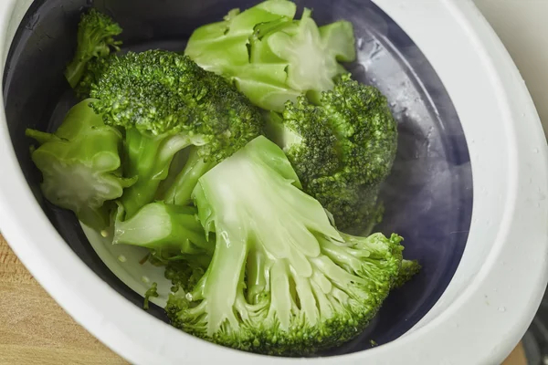 Pedaços naturais de brócolis saudável verde apenas cozido no vapor — Fotografia de Stock