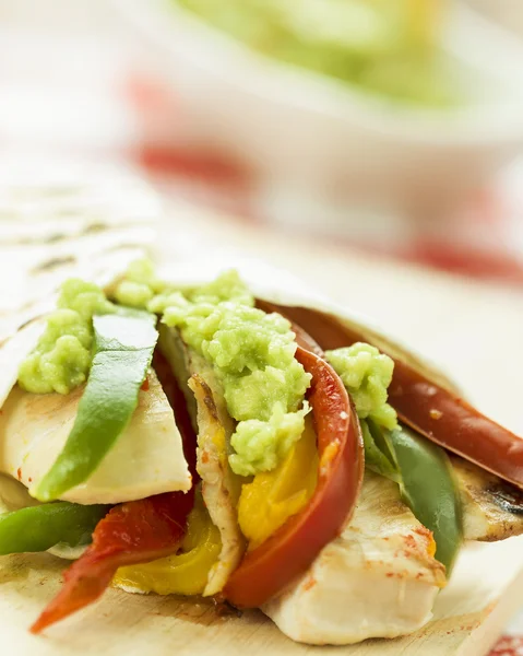 Läckra wrap tortilla med kryddig kyckling grönsaker guacamole Royaltyfria Stockfoton
